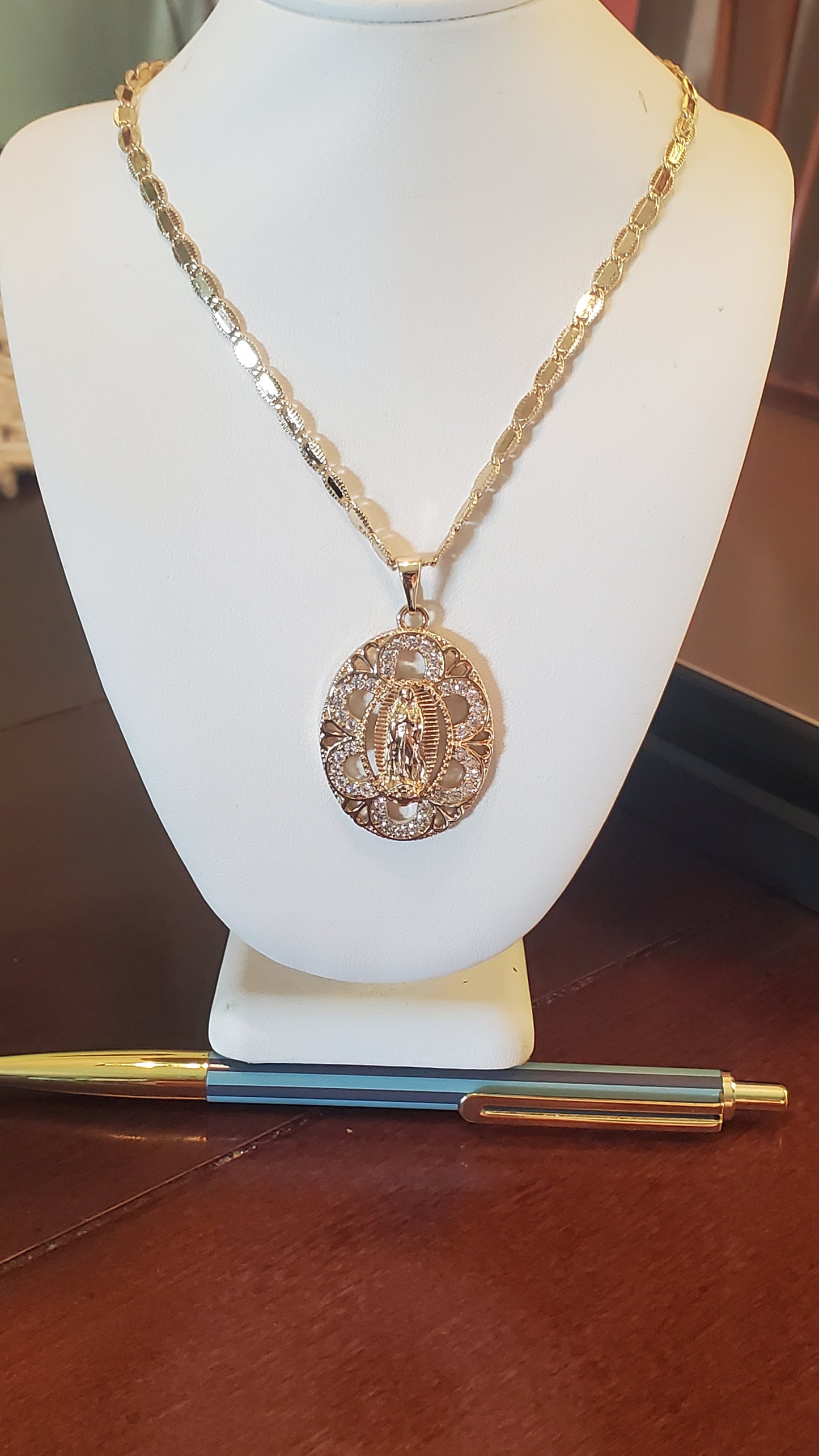 Collar con pendiente de la Virgen de Guadalupe