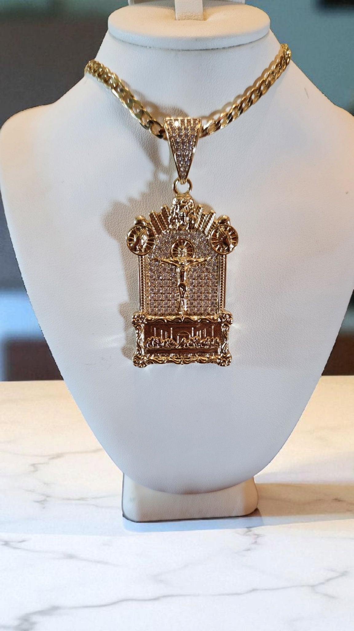 Collar con Colgante de Cristo y la Ultima cena